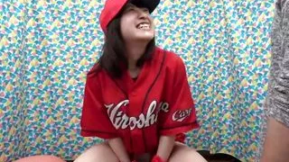 Hitomi is a Japanese amateur who loves watching baseball!