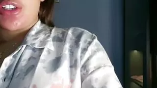 Temenin ganti baju dong beb