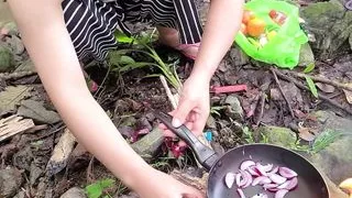 Pinay Cooking Wild Ferns and Sex in the Riverside - Viral Single Mom Outdoor