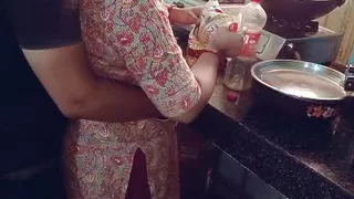 Kitchen Me Kam Karti Hui Bhabhi Ko Pela