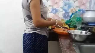 Wife ko red saree pe kitchen main sex Kiya