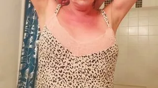 Lonely milf masturbation and talk in bathtub