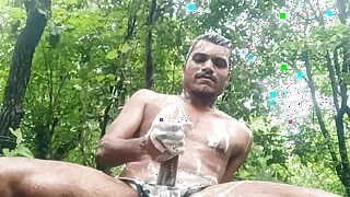 Jordiweek Big cock jerking in farm Apne kheto me ghumte hua baarish ke Pani me moje liye nonge hoke