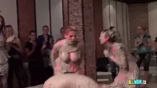 Tittenwackeln beim Catchen im Schlamm