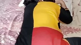 Desi indian bhabhi ne Apne husband ka Sath phone pa bat karta huay chudwaiy Q ka bhabhi ka husband out of country tha