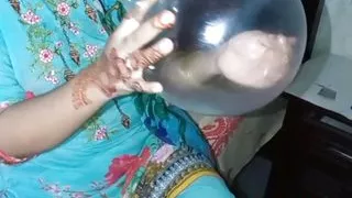 Choti na condom ko he balloon samaj liya or condom ka sath khalnay lagi (LITTIL STEPSISTER AND STEPBROTHER )