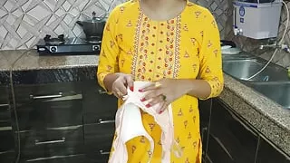 Desi Bhabhi kitchen me khana bana rhi thi tbhi dever ne piche se Li bhabhi ki