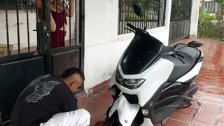 I ask my neighbor to help me fix my room and to thank him I suck his dick