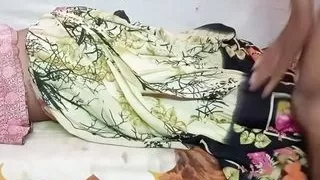 mosi ki pussy dekhkar ladka ko raha nahi gaya toladke ne mosi ko chhoda