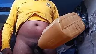 My land me oil ke dabba me land dal ke hilaya