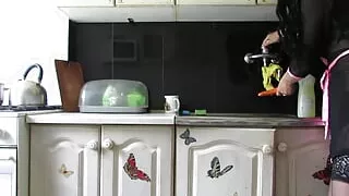 Milf made herself squirt with a carrot in the kitchen