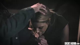 Blonde Milf saugt beim Blasen an seinen Eiern