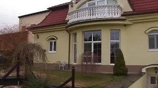 A wild German lady gets her holes dildoed and fucked in the living room