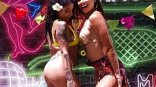 Jerkaoke- Wet and Wild Girl Girl Action- Cassie Del Isa and Nina White