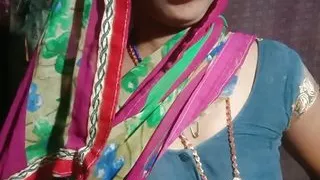 Desi Bhabhi Saree Show Finger Boobs Milk