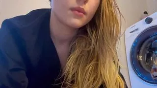 Masturbate upside down and fingering pussy