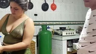 My wife accepts a new service employee and to accept her she gives her pussy