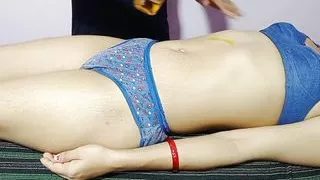 Bhabhi Ne Apne Nokar Ke sath Malish Karvai Or Bhabhi Ne Nokar ke Sath Chudai