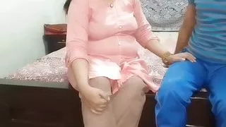 Desi kaam wali ki maalik ne khoob chut Mari - house owner and desi Indian maid sex with hindi audio