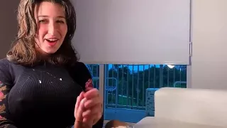 elle bave comme une chienne en lui suçant la queue