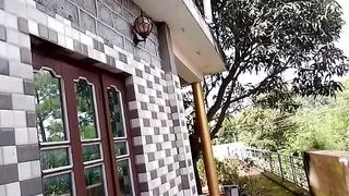 Dono taango ko uthaya aur maalis krtr kheton imai gya