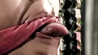 The sight of a hot mature bum and pussy in the mirror is priceless