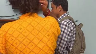 Husband gar se bahar to Bhabi ne Paros wale ko Bula lia... Hardcore sex