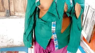 Kachray wali ko choda aur oski Gand aur phudi mari bahot Maza ayaa chod k wo na na krti Rahi mager me ne nhi Suni aur chod dya