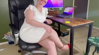 Thunder Thigh Worship BBW Shows off Her Body in Smelly Nylons