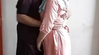 Desi indian married Aunty ki chudai hot Aunty ne Apne yar se chudwaya Muslim Hijabi desi Aunty