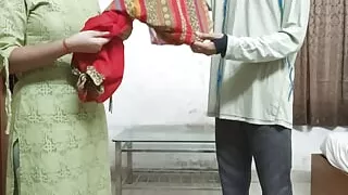 Salu apne tailer ke pass apne saree silvane aur map dene gayi thi aur vahi chud gayi