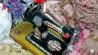 Desi bhabhi ko kaprahy silai karta howay Dever ne chod diya, Q ka hot bhabhi phala se he apne Dever se set the as liay man ge.