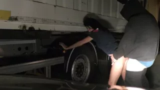 glory part baiser avec des routiers sur le parking