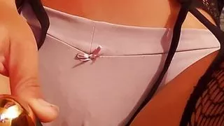 Blondie au gros seins qui se fait jouir seul