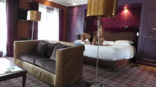 le serveur nous dérange alors qu on baisait