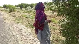 Bhabhi ko 2lakh dene ke bahane padosi ne chod dala Cheating krke bhabhi ki chut chudai ki full story with punjabi