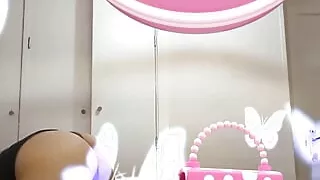 ---horny Blonde Show Off Her Ass---