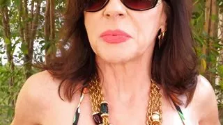 Cashmere makes herself squirt