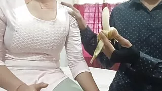 Jiju ne Sali ko banana (Kela) bol kar apne lund khila Diya virgin sali jor se chilaya jab jiju lund ghusaya sali ke chut main