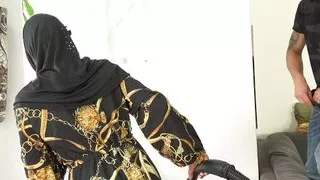 Sucking the hard dick instead of vacuuming the floor