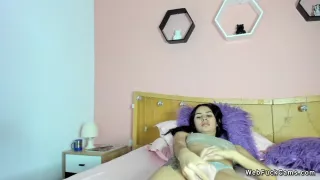 Amateur Beauty In Lingerie Masturbates On Webcam