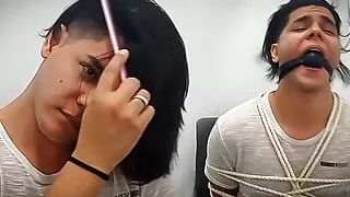 Attention tricophiles, I'm here combing my hair for you and tied it up so I have no other option than to give you pleasure