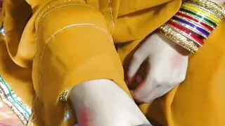 Indian bhabhi ke muh me loda dalkar khoob chus aaya aur Pani munh mein nikal Diya