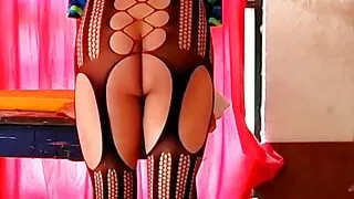 Sissy Crossdreser whips her big ass while dancing