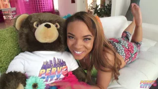 Teen Jamie Marleigh Gives Her Pussy A Workout