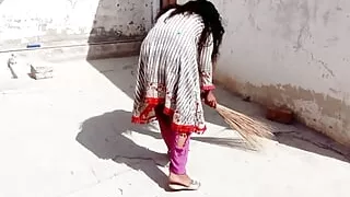Painfull sex with Kam wali Bai ko choda aur oski phudi ma lun Dala aur ose lun choswaya bahot Maza Aya aur osko Gand phar di