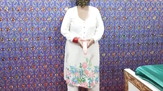 Pakistani Hot Aunty Sex with Huge Dildo