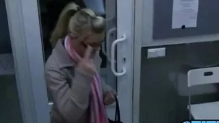 Ponytailed blonde gives a blowjob after her teasing gym workout