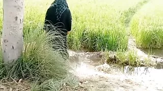 Muslim Randi girl road pa khari ho ker logon se chodwa Rahi thi ma ne bhi chod Dala aur gand phar di