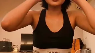 Emma Thai Sexy Teasing with Sex Toy in Sexy Live Show